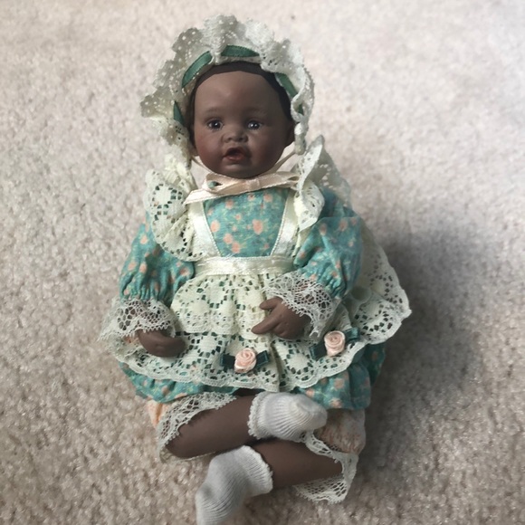 Vintage Ashton Drake Galleries Yolanda collectible ceramic doll - Picture 1 of 7